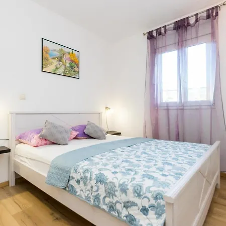 Gostinjska kuća And With Parking Space Grebastica, Sibenik - 17831