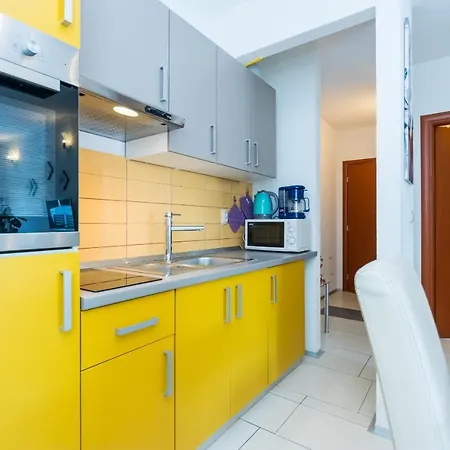 Guest house And With Parking Space Grebastica, Sibenik - 17831 Grebastica