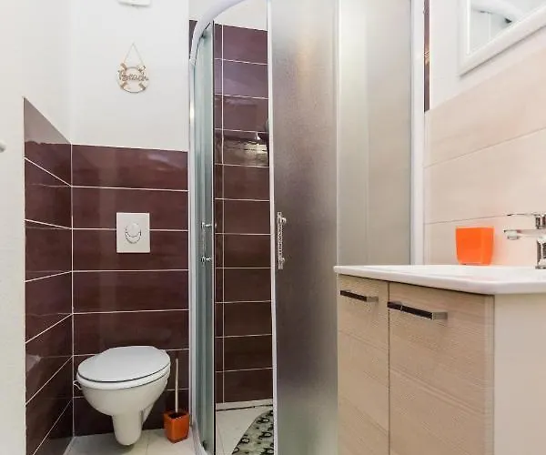 And With Parking Space Grebastica, Sibenik - 17831 בית הארחה