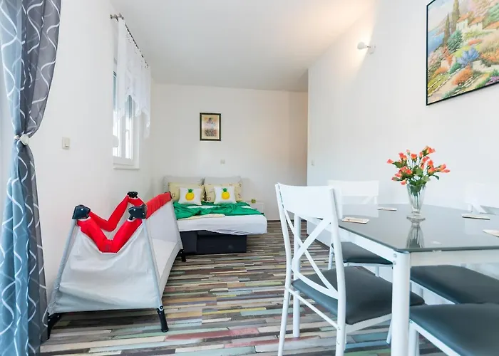 בית הארחה And With Parking Space Grebastica, Sibenik - 17831